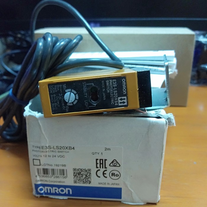 Cảm biến quang Omron E3S-LS20XB4 2M