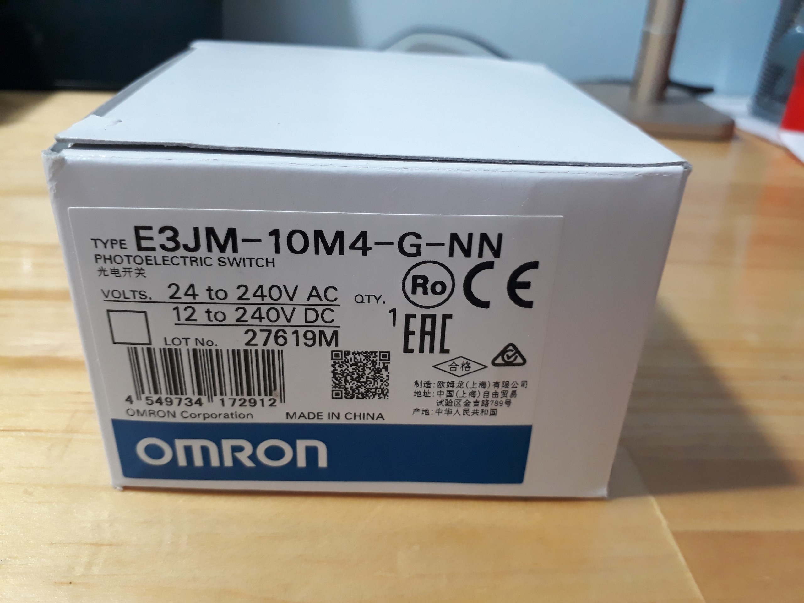 Cảm biến quang Omron E3JM-10M4-G-NN OMS